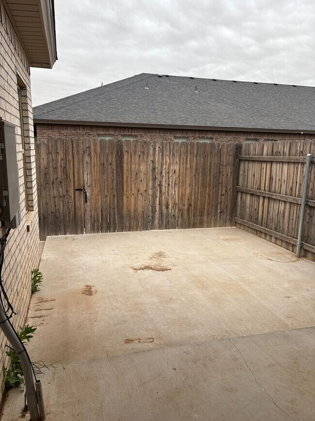 Building Photo - Comfort and style that won’t stretch your wallet