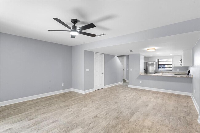 Building Photo - 10132 Lake Oak Cir
