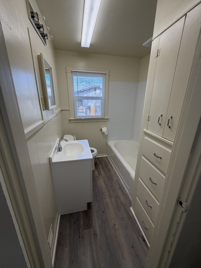 Building Photo - 1039 SW Cascade Ave