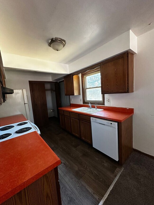Building Photo - 5165 Cheney Dr