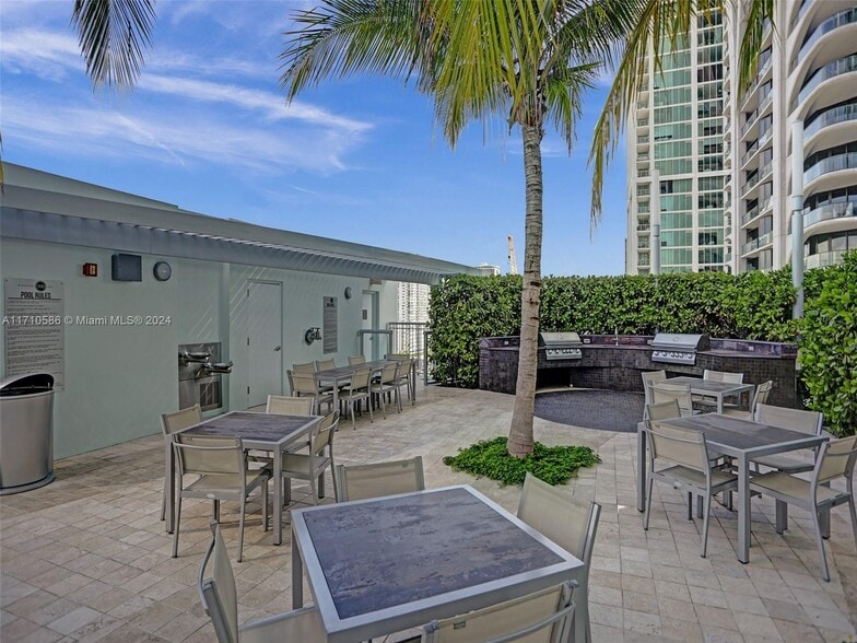 Building Photo - 900 Biscayne