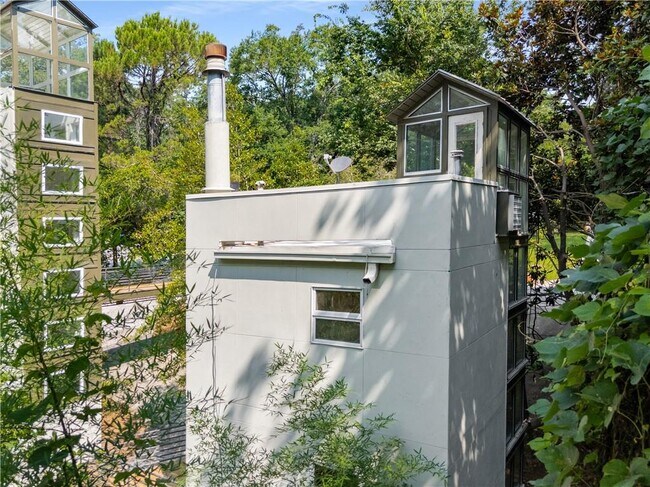 Building Photo - 335 Eureka Dr NE