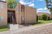 Building Photo - 903 Country Club Dr SE