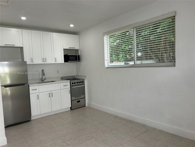 Building Photo - 2806 SW 35th Ave