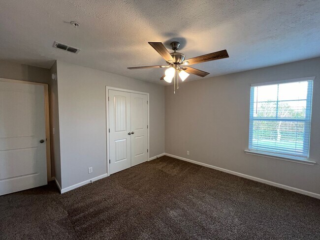 Building Photo - Move-in Special! Available Immediately! Gorgeous 4 Bedroom 3 Bath in Creeksbend Subdivision