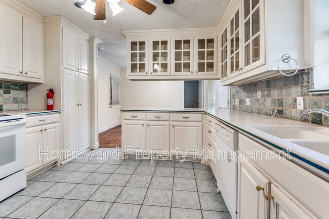 Building Photo - 1612 Canyon Oaks Dr