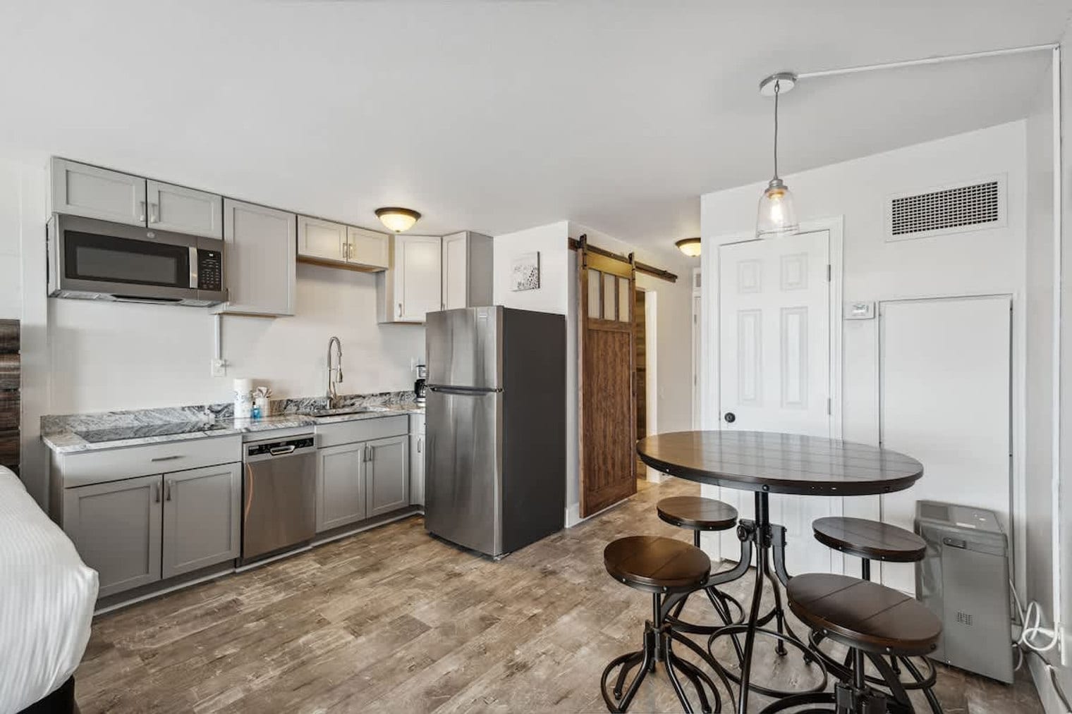 Building Photo - 8817 S Thomas Dr