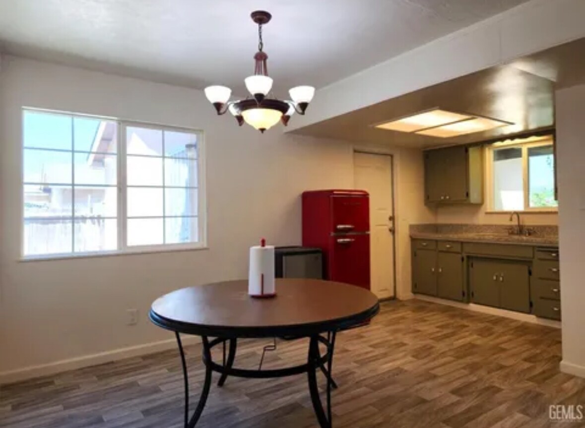 Building Photo - 501 N California Ct