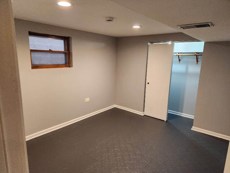 Building Photo - 5424 S New England Ave