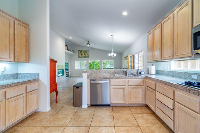 Building Photo - 45596 Torrey Pines Ct