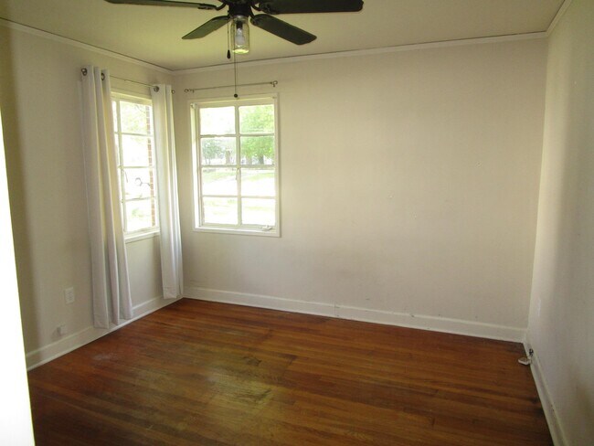 Building Photo - 298 W Poplar Ave