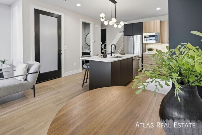 Building Photo - 830 Cherry St