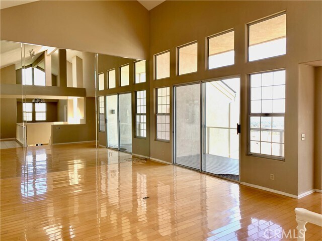 Building Photo - 6 Saros