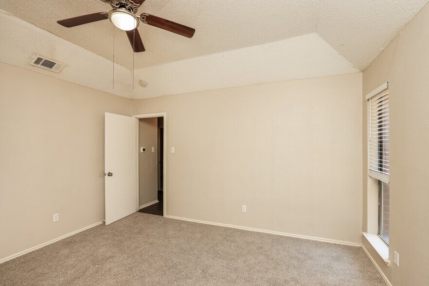 Building Photo - 2605 Hartford Ln