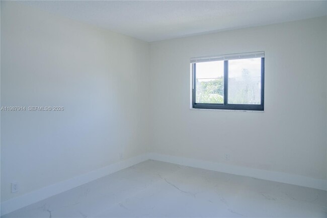 Building Photo - 615 NE 26th St