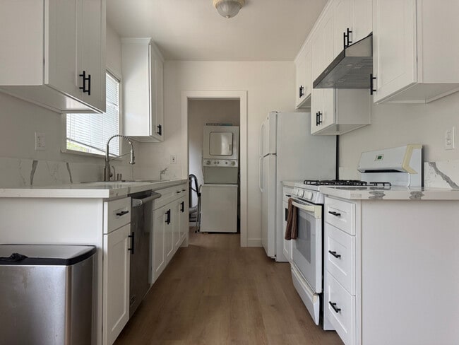 Building Photo - 3736 S Bentley Ave