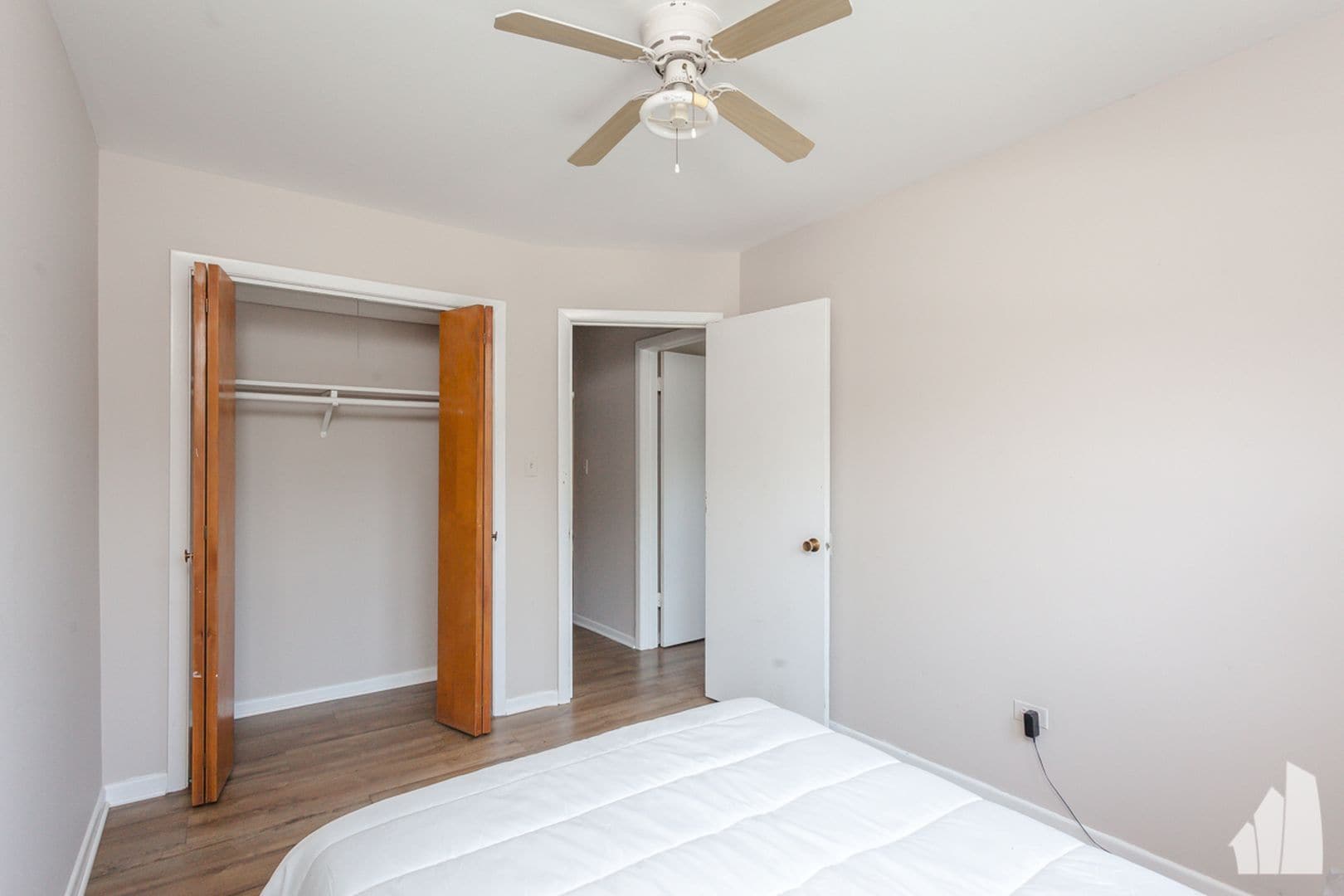 Building Photo - 6427 N Hermitage Ave