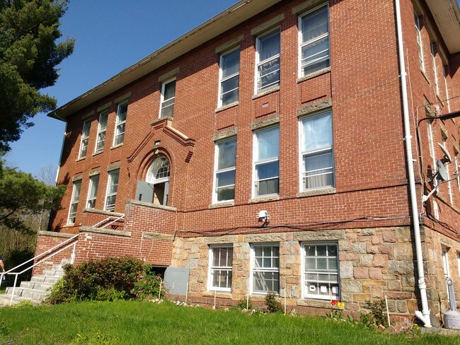 Building Photo - 1557 Main St