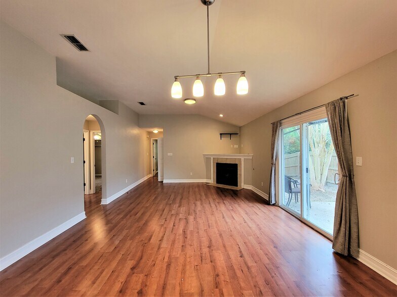 Building Photo - 2921 Alexis Ln