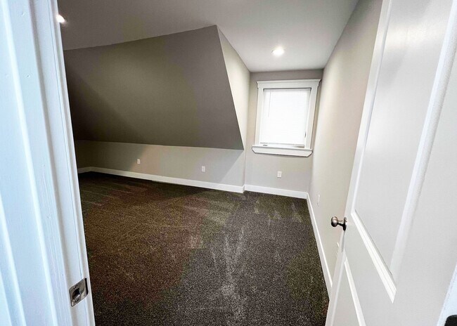 Building Photo - 3216 Bishop St