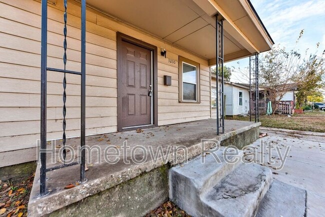 Building Photo - 3200 SW 38th St