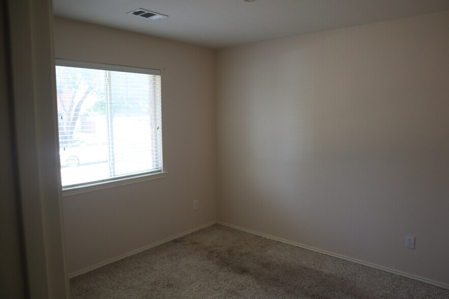 Building Photo - 1000 Warbler Ln