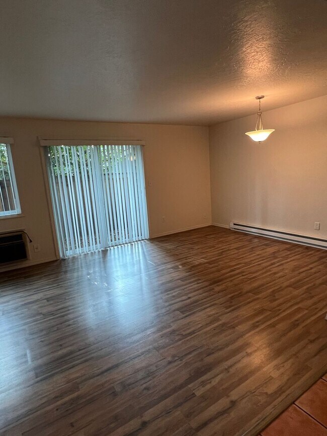 Building Photo - 2 Bedroom Condo in Lake Oswego