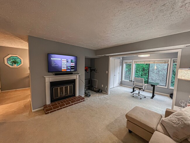 Building Photo - Fully Furnished And Stylish 1 Bedroom 1 Ba...