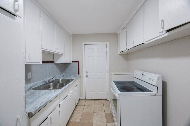 Building Photo - 1230 9th Ave S