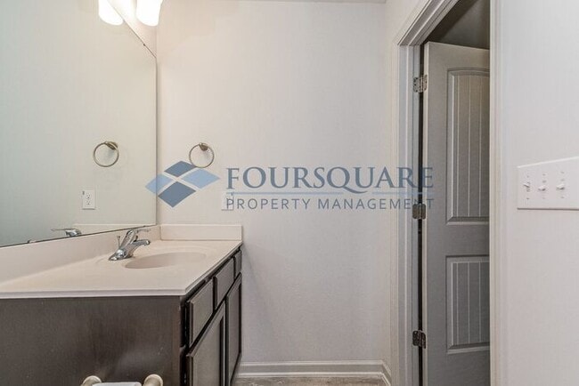 Building Photo - Spacious 3-Bed / 2.5-Bath Townhome with Open Floor Plan & Assigned Parking – Convenient to Downto...