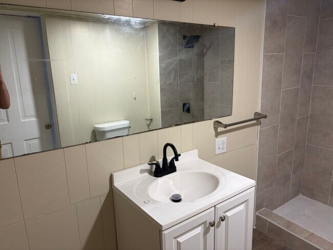 Building Photo - 6139 Belcrest St