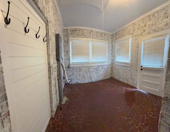 Building Photo - 205 Saluda St