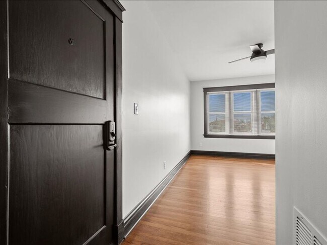 Building Photo - 4909 Lindenwood Ave