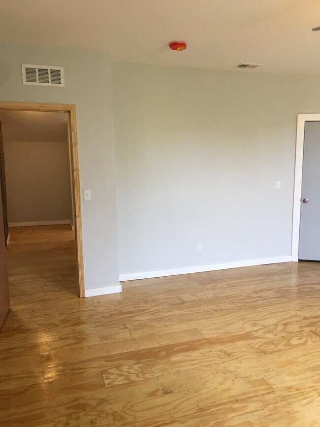 Building Photo - 2 Bedroom/1 Bath