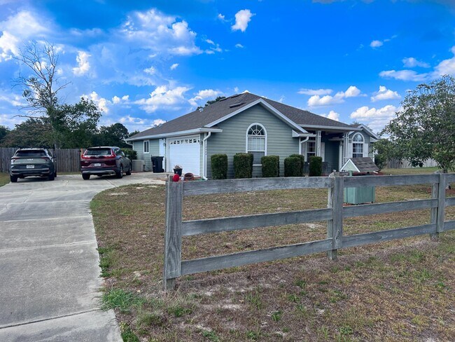 Building Photo - Pet Friendly 3BR/2BA Home on 1 acre in SW Gainesville - available Mid-October!