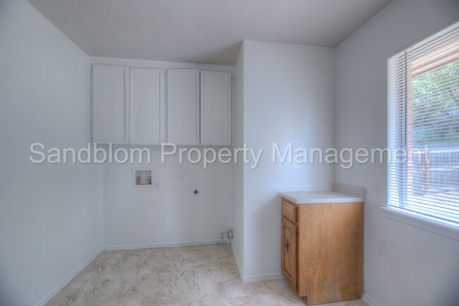 Building Photo - For Lease | South Tulsa Duplex | $1400 Rent