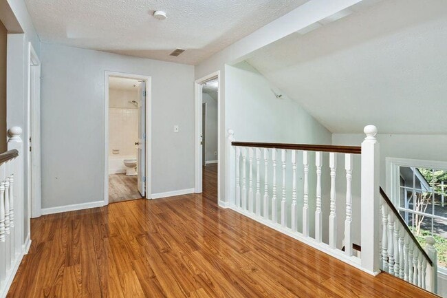 Building Photo - 1445 Oakridge Cir