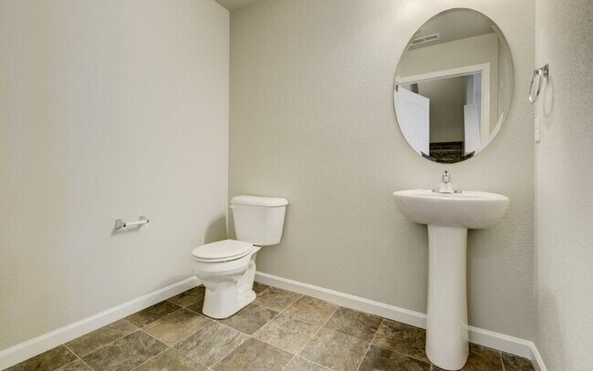Building Photo - Newer Townhome | Mins to Base | Pool + Gym...