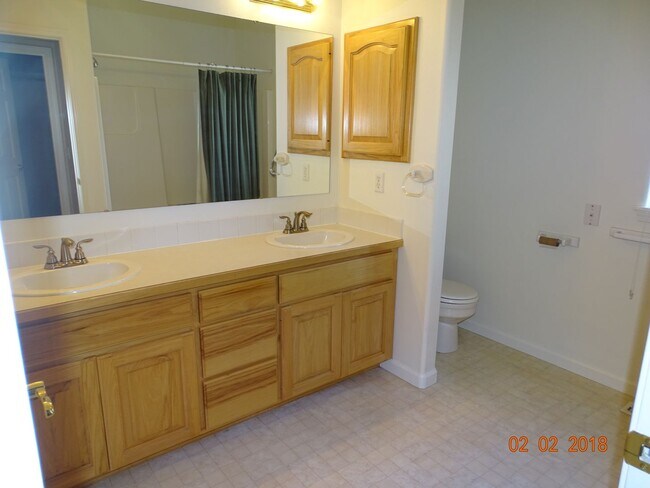 Building Photo - River Road Craftsman Style Home