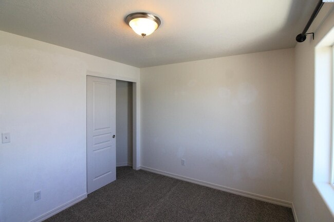 Building Photo - 4 bedroom, 2 1/2 bath home in Pasco