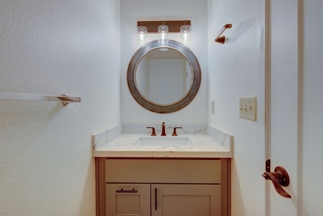 Building Photo - 2 bedroom/1.5 bathroom townhouse