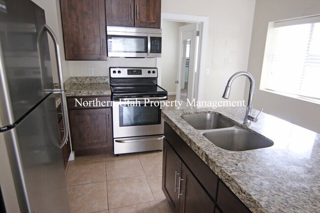 Building Photo - 1 Bed 1 Bath Lower Unit