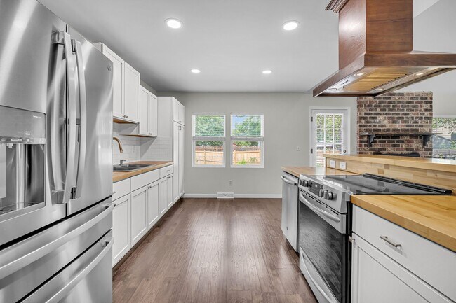 Building Photo - Comfortable Living with Modern Upgrades in Prime Goose Creek Location