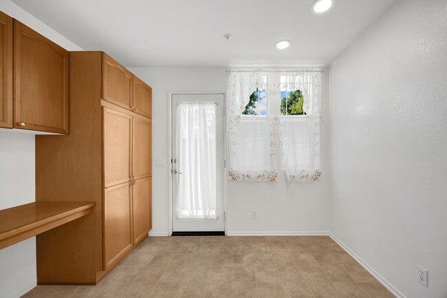 Building Photo - Adorable 2 Story 3 Bed 3 Bath Condo Gated Community