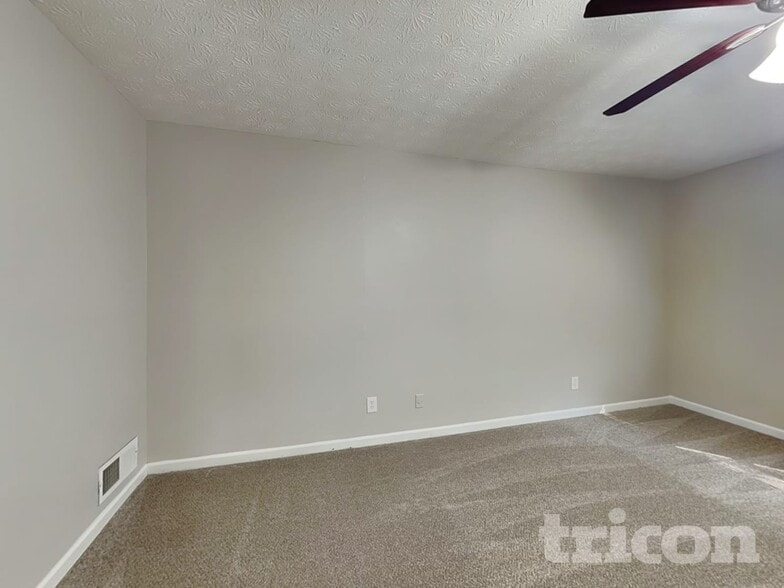 Building Photo - 3376 Poplar Dr