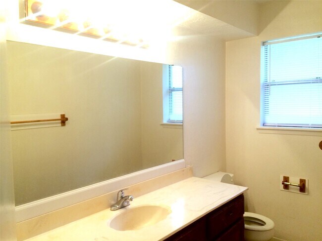 Building Photo - 2119 Whitelaw Dr