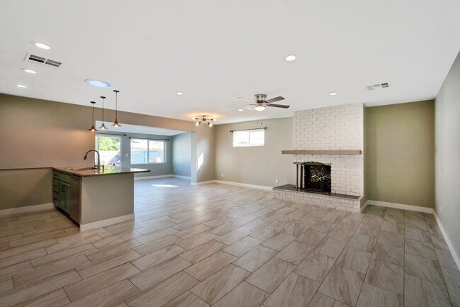 Building Photo - Spacious 6-Bedroom, 3-Bath Pool Home Near ASU Campus