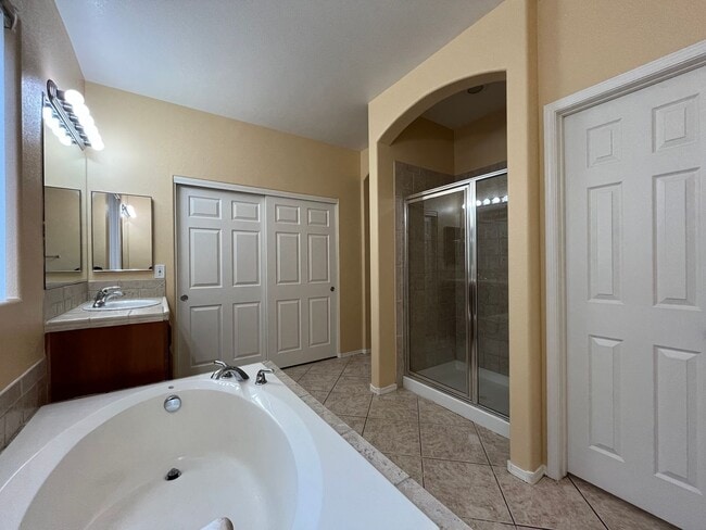 Building Photo - Southwest are 3 bedrooms and 2bathrooms si...
