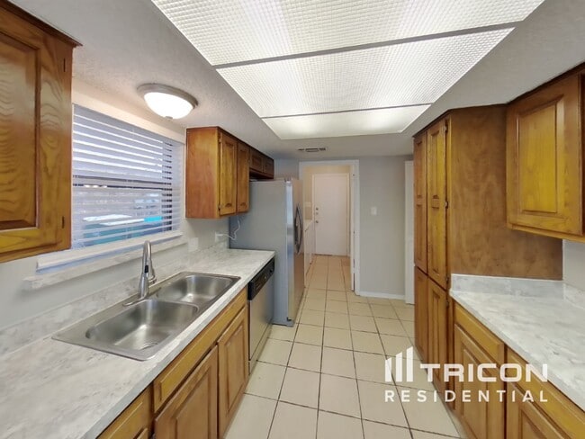 Building Photo - 2813 Whitehurst Dr