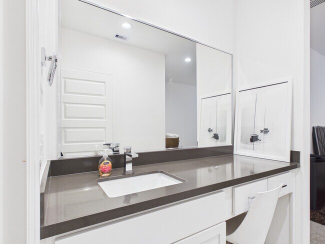 Building Photo - 2711 Clinton Dr